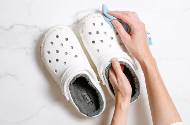 Can you wash crocs with fur in the washing machine